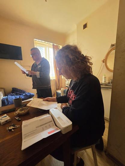 Zenia u lokatora czyta dokumenty