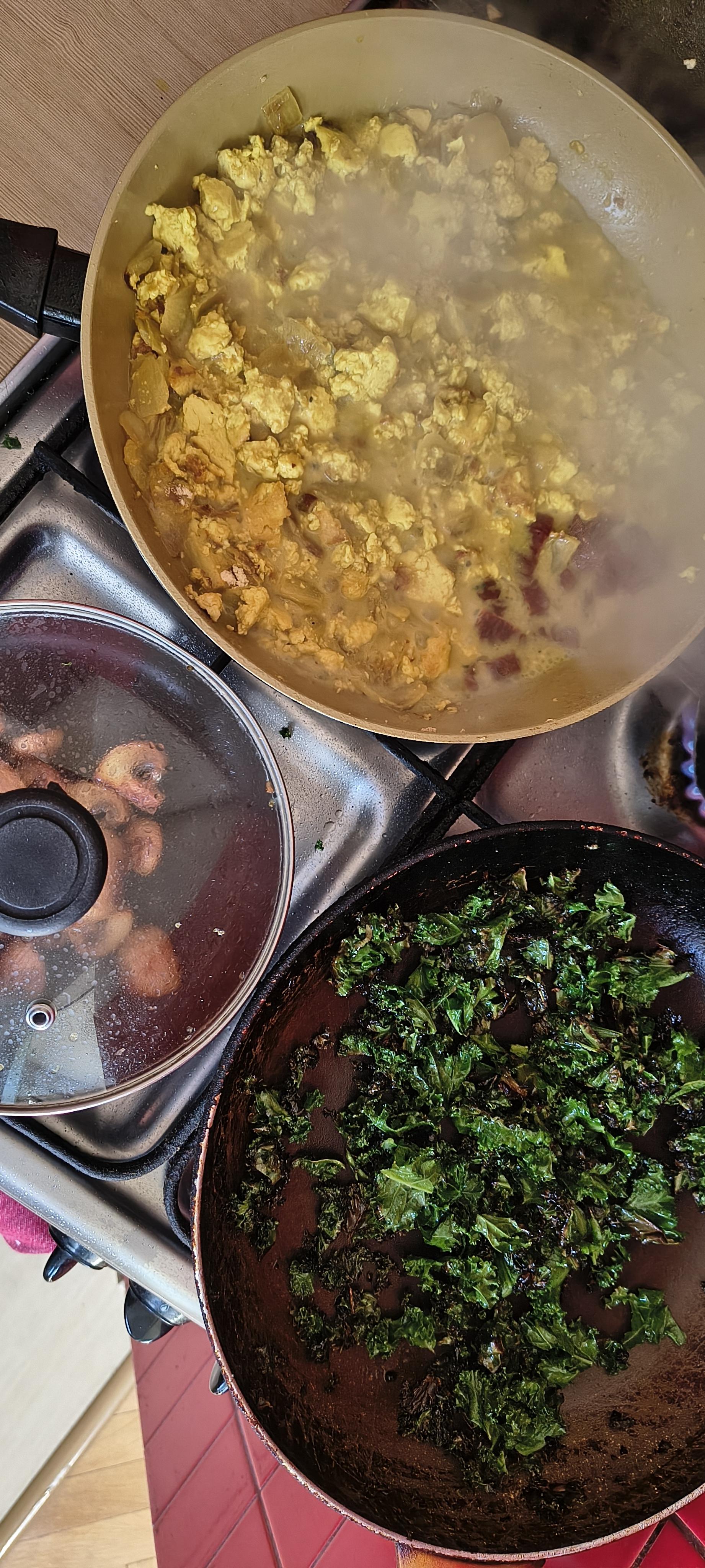 trzy patelnie w akcji, poza kadrem robi się kawusia w zaparzarce ;)