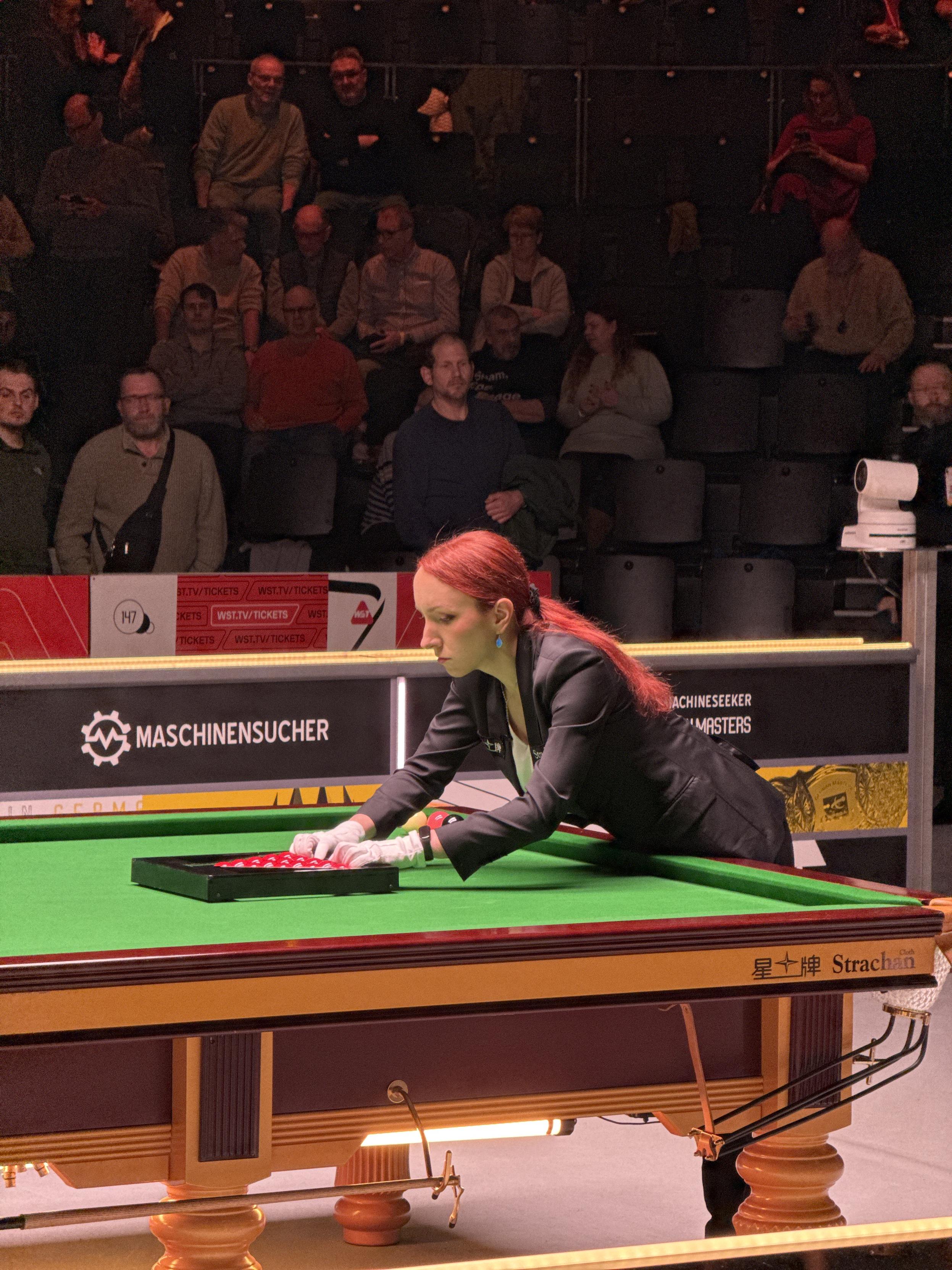 Sędzina Małgorzata Kanieska układająca bile przed rozpoczęciem piątego frame’a pojedynku Ali Carter – Judd Trump