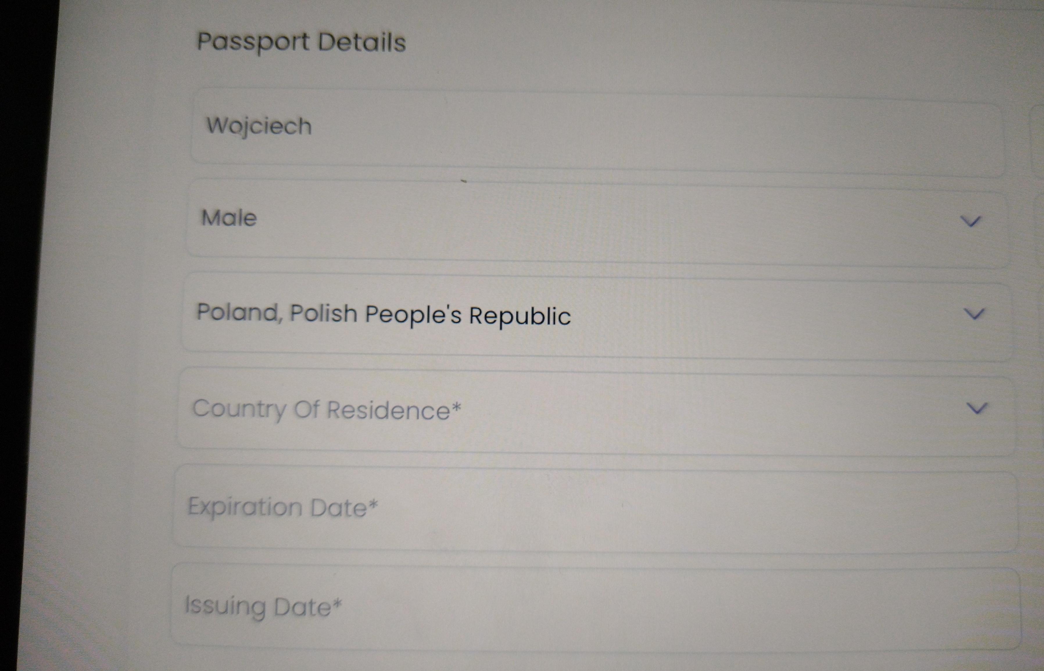 Formularz odprawy on-line linii lotniczych IndiGo. W polu narodowość zaznaczona opcja „Poland, Polish People's Republic”
