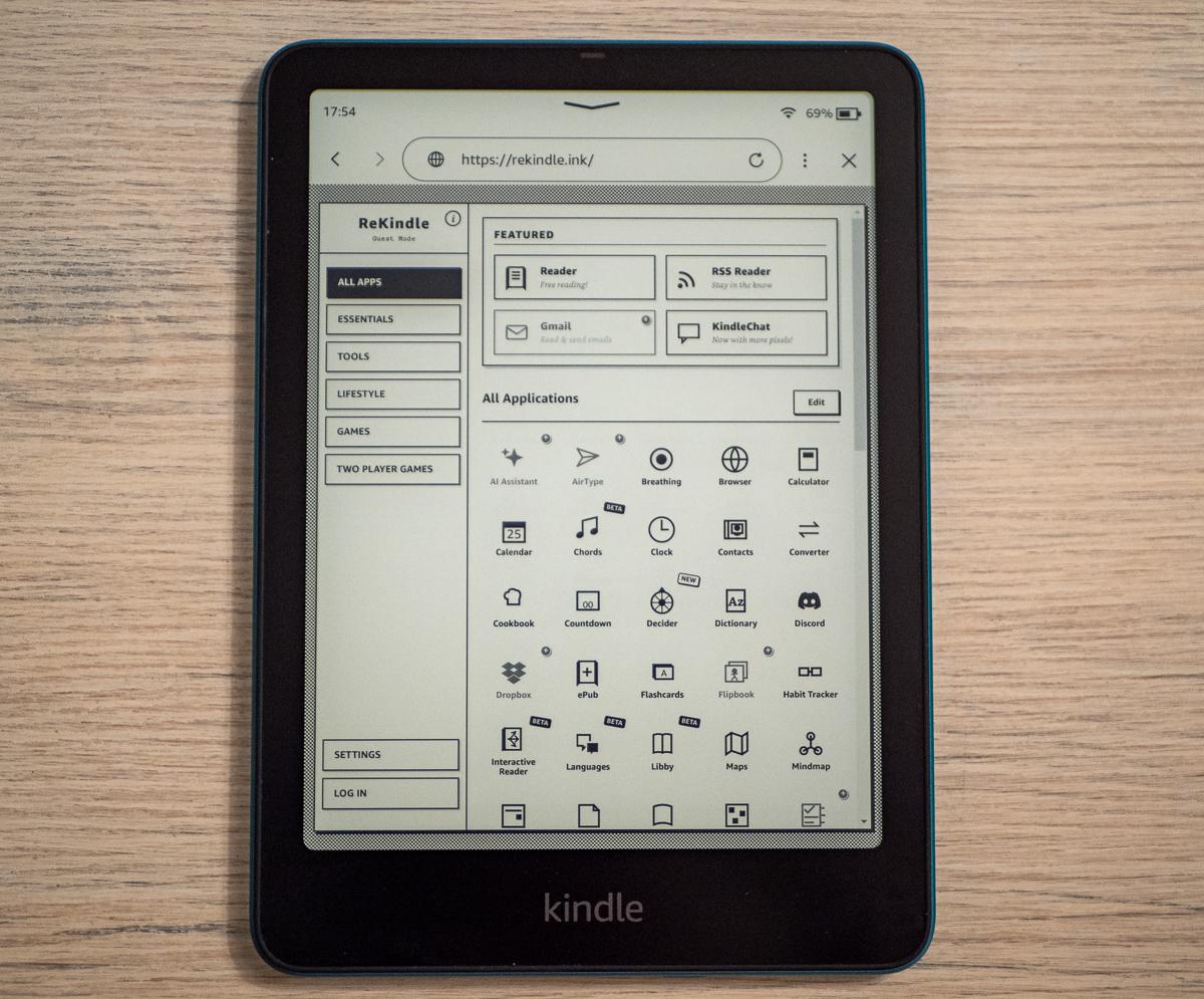 Kindle Paperwhite ze stroną główną ReKindle z listą aplikacji do uruchomienia.