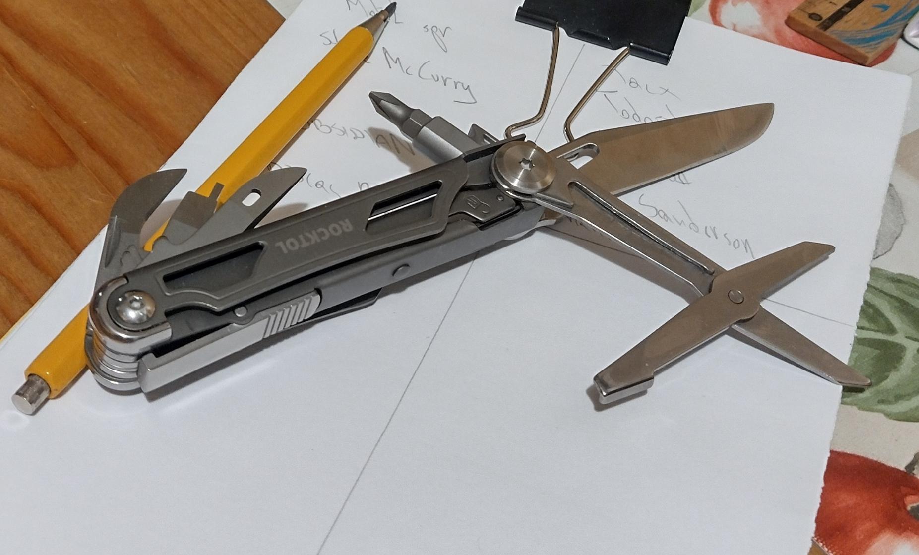 Nóż Rocktol: klinga  nożyczki, bity, szydło, wkrętak płaski i okularowy, otwieracz