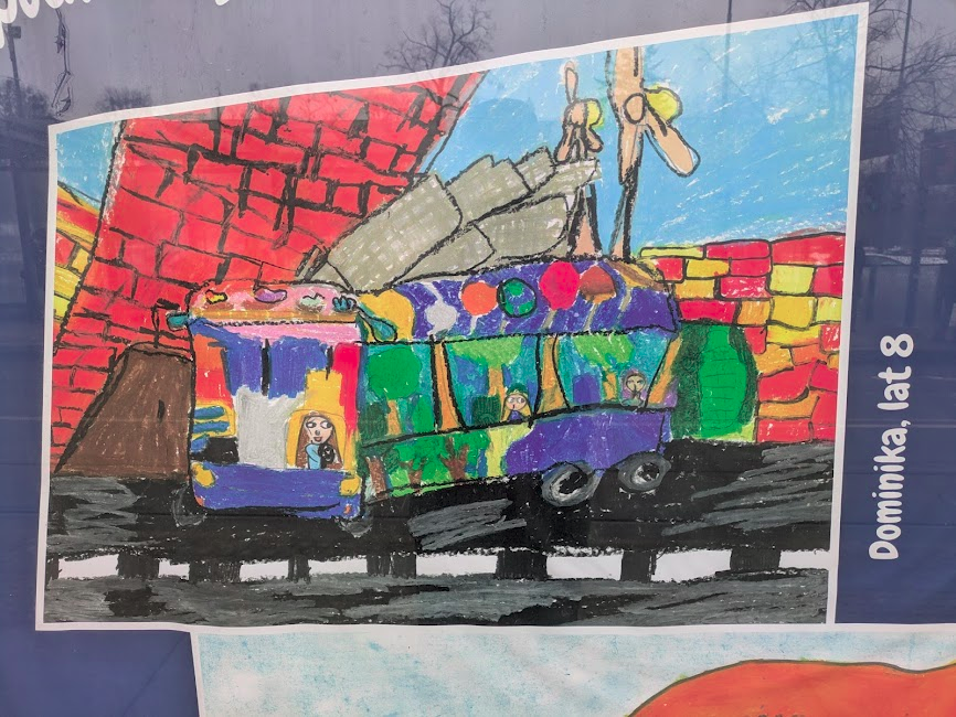 Rysunek autobusu z panelami solarnymi i wiatrakami, autor Dominika lat 8.