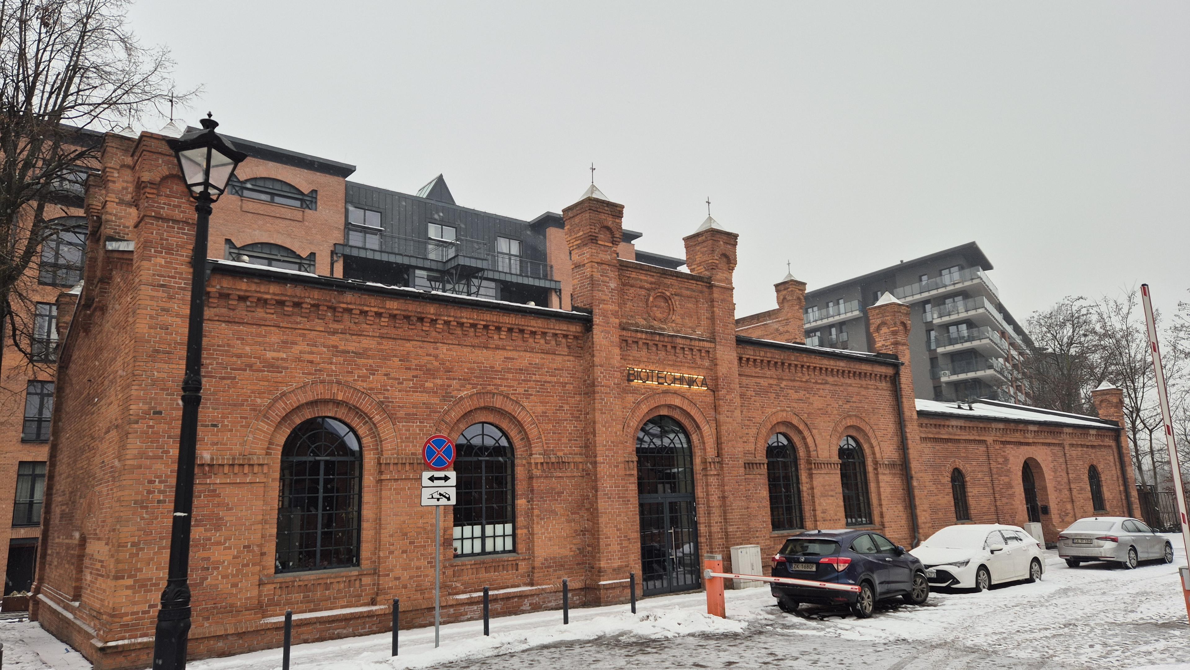 Mniejszy budynek pofabryczny, parterowy, również z czerwonej cegły, odrestaurowany jako siedziba jakiejś firmy.