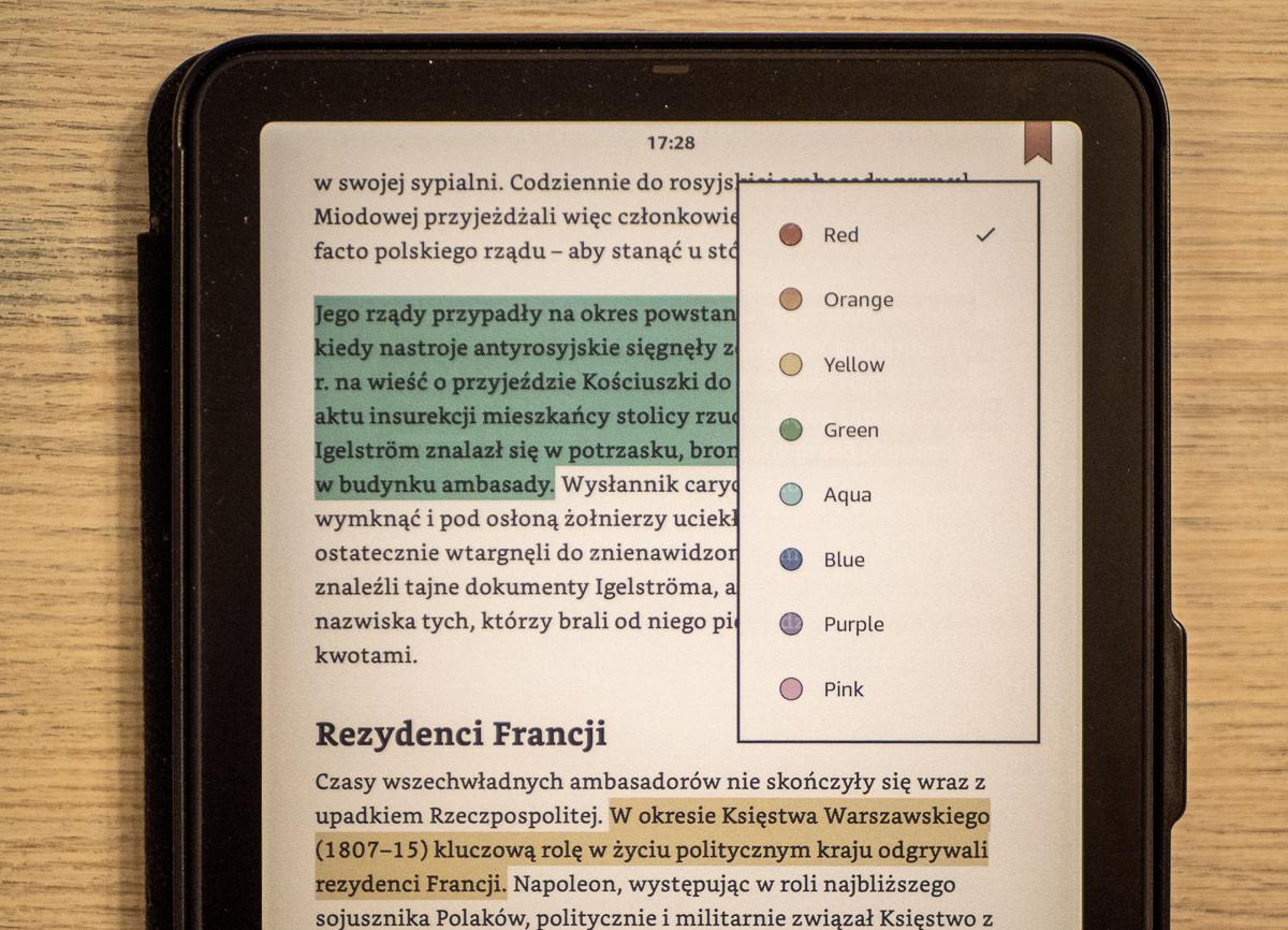 Zdjęcie ksiażki na Kindle z menu ośmiu kolorowych zakładek do wyboru.