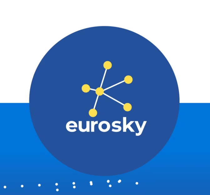 Logotyp Eurosky troszkę przypominający logo Fediwersum. Żółte 5 kropek połączone białymi kreskami z szóstą w centrum (trochę z lewej). Niebieskie tło.