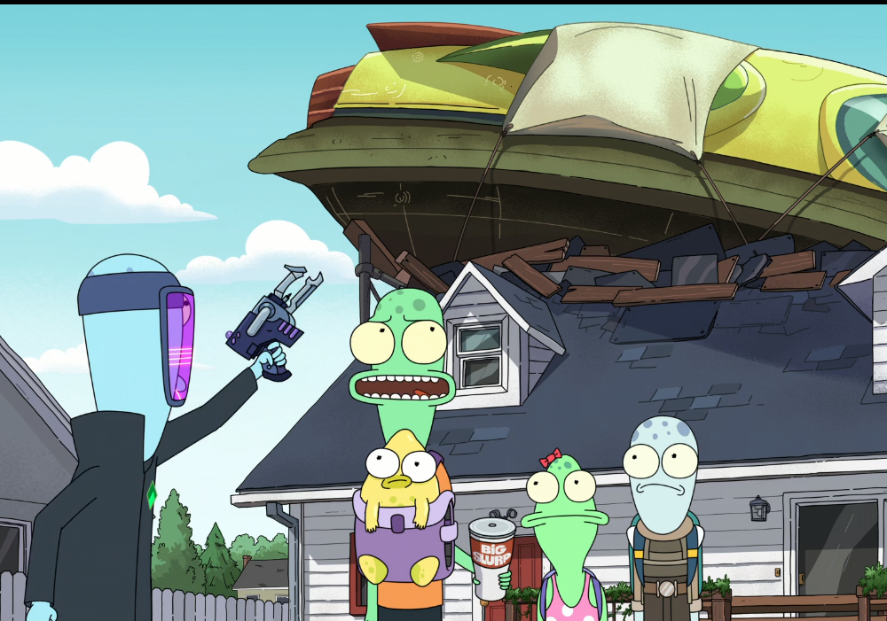 kadr z pierwszego odcinka. W tle statek kosmiczny wbity częściowo w dach domu jednorodzinnego. Na żółty statek narzucona płachata zakrywająca ledwie 20% statku. Na pierwszym planie "rodzina" 4 kosmitów wraz Pupą - małą, słodką istotą stworzoną by terraformować Ziemię.