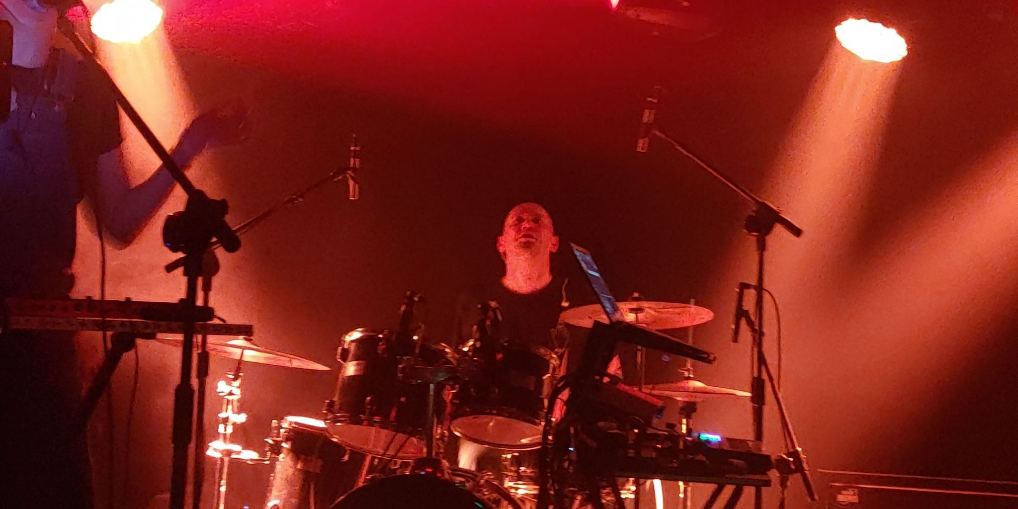 perkusista za zestawem, natchniona mina, czerwone światło