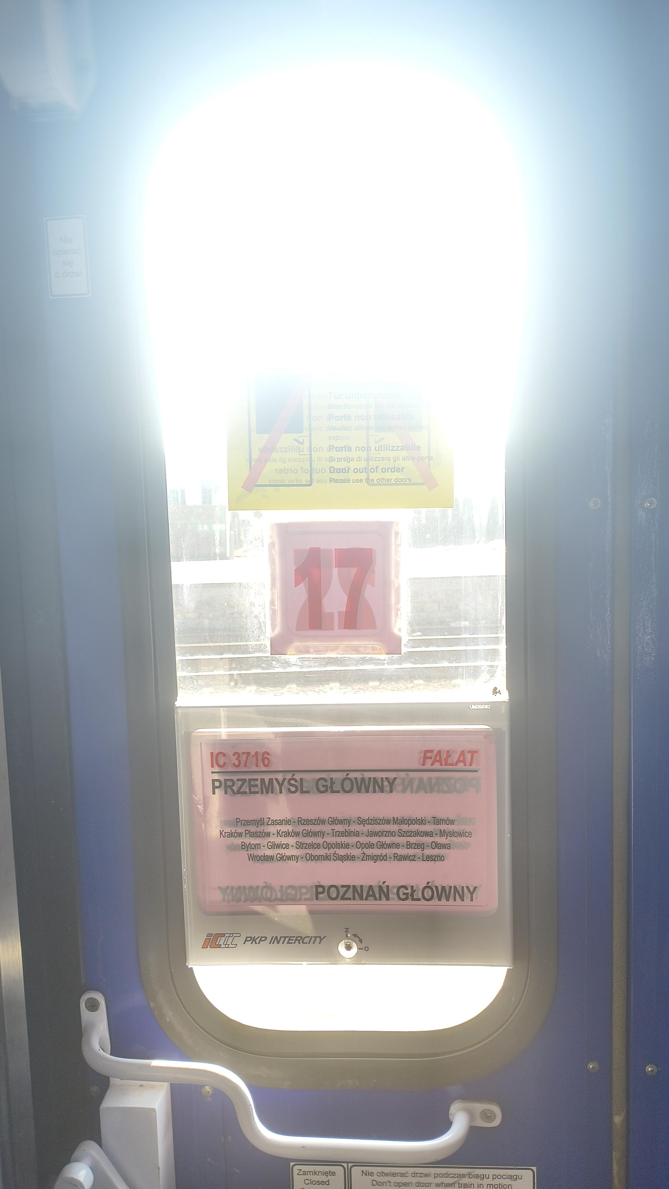 drzwi pociągu z plakietką "drzwi nieczynne"
