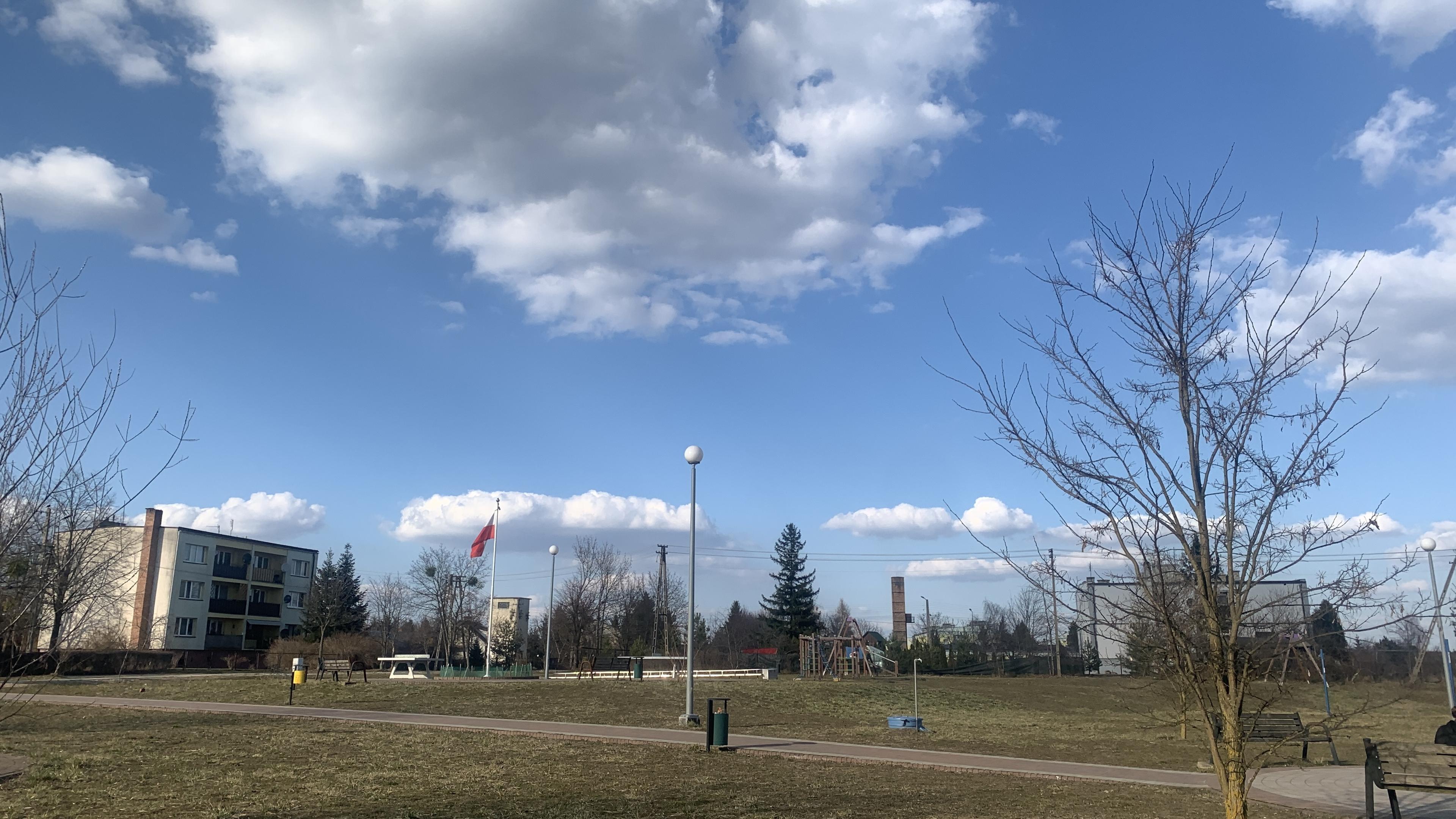 Gminny plac zabaw dla dzieci i spotkań dla dorozłych. Wiele przyżądów do zabawy, jest nawet tyrolka. Na środku maszt z polską flagą. Z lewej stary blok po PGR, dalej na wprost budynek biblioteki gminnej