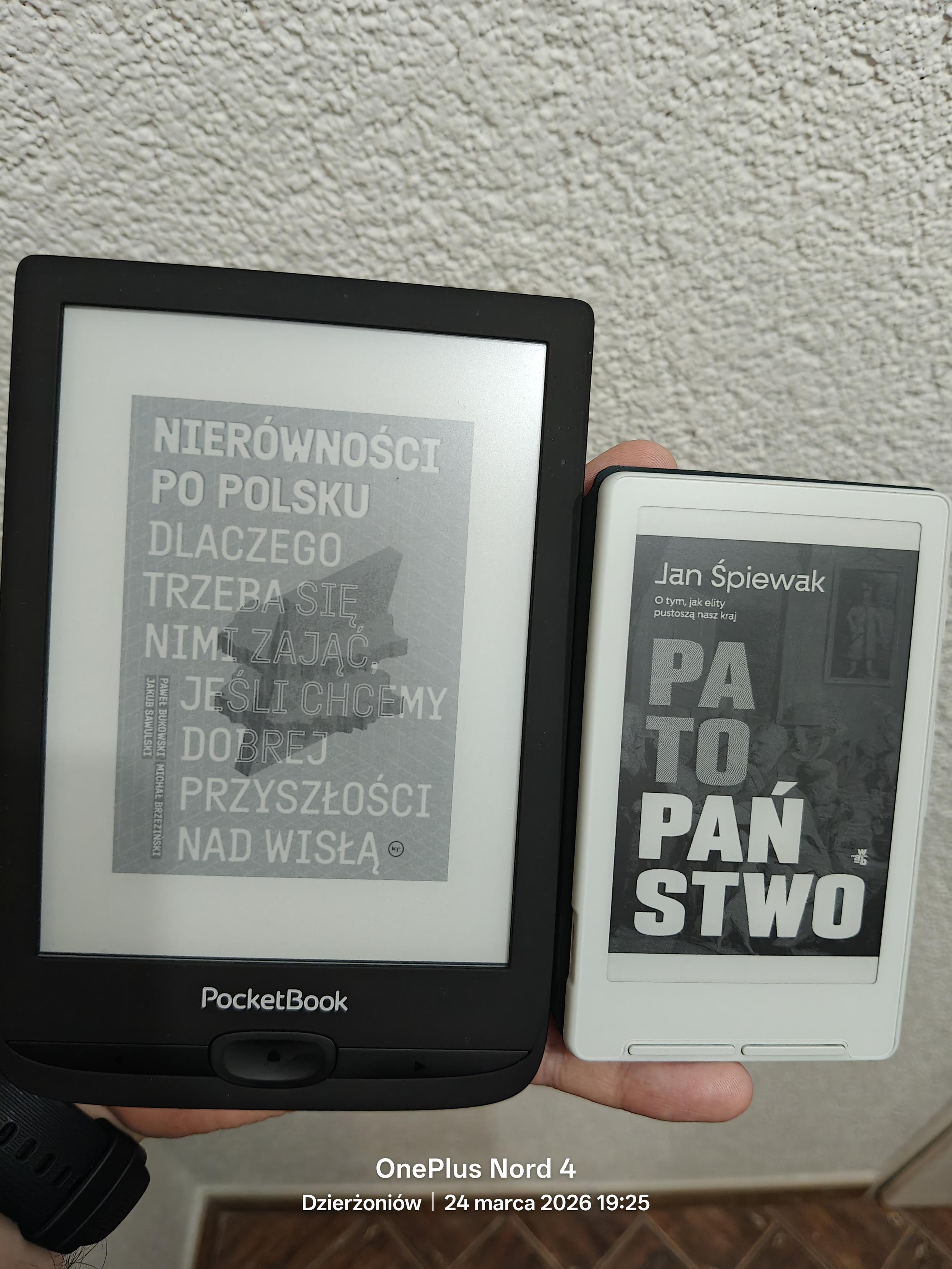 PocketBook Basic Lux 4 i Xteink X4.