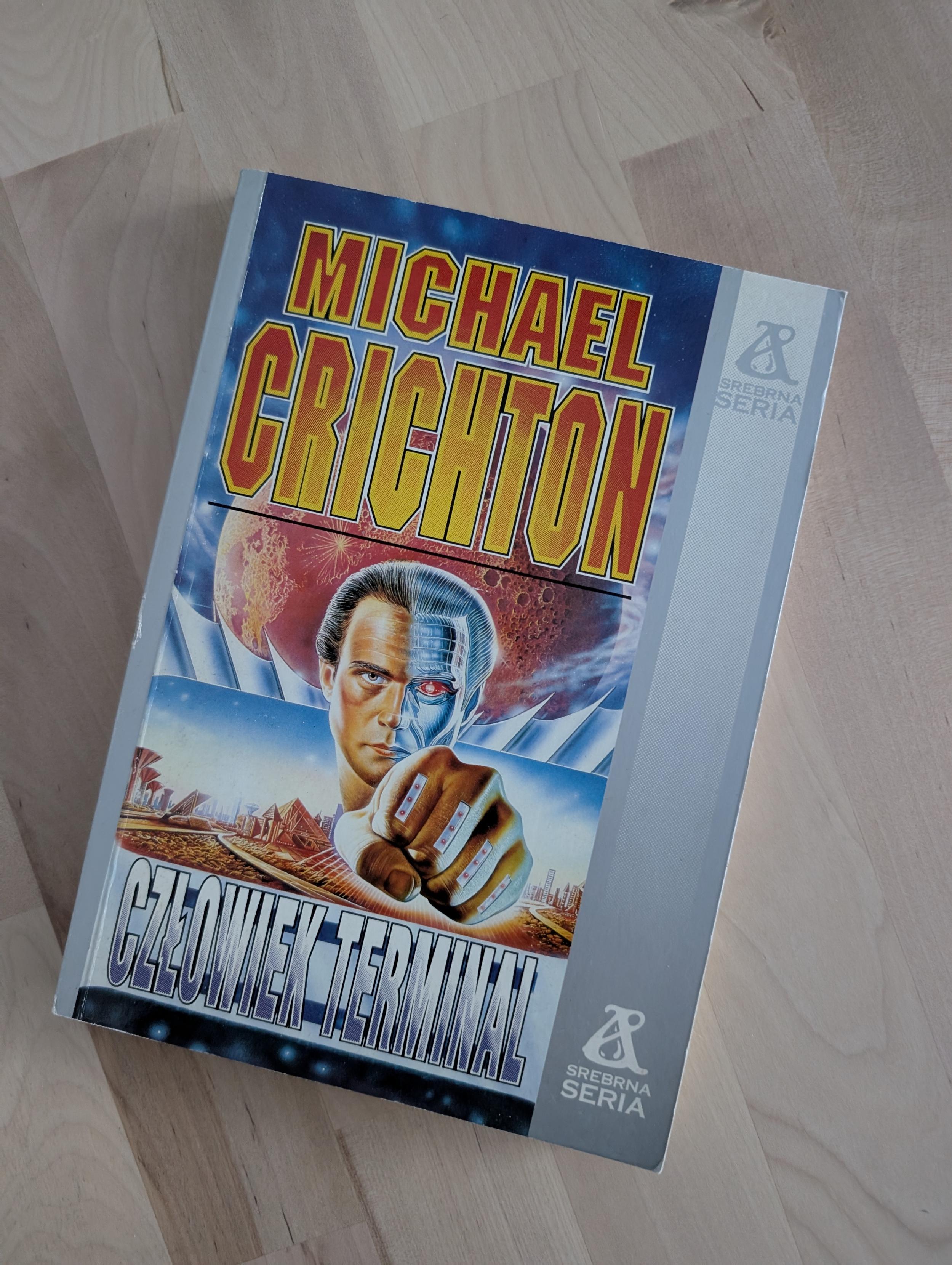 Na zdjęciu jest książka „Człowiek terminal” autorstwa Michaela Crichtona
