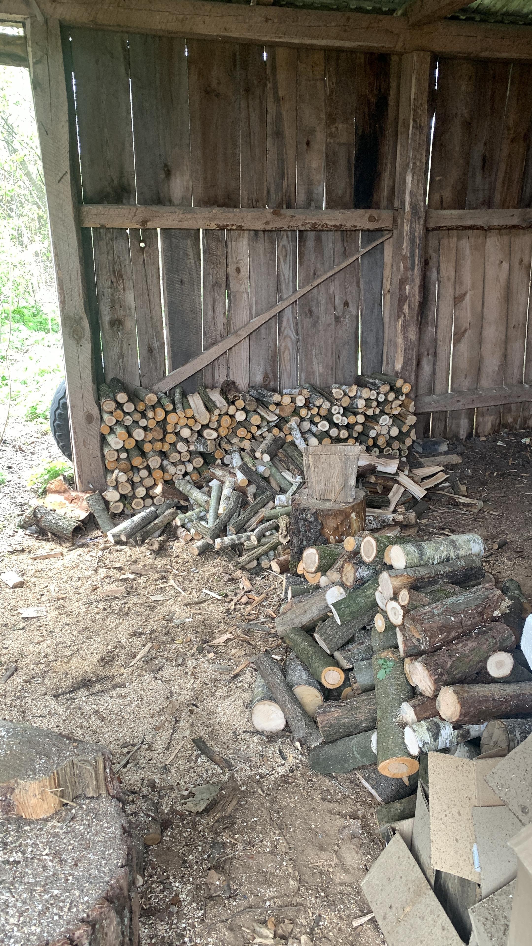 Mniejsze kawałki drewna układane w "kostryk", większe do porąbania