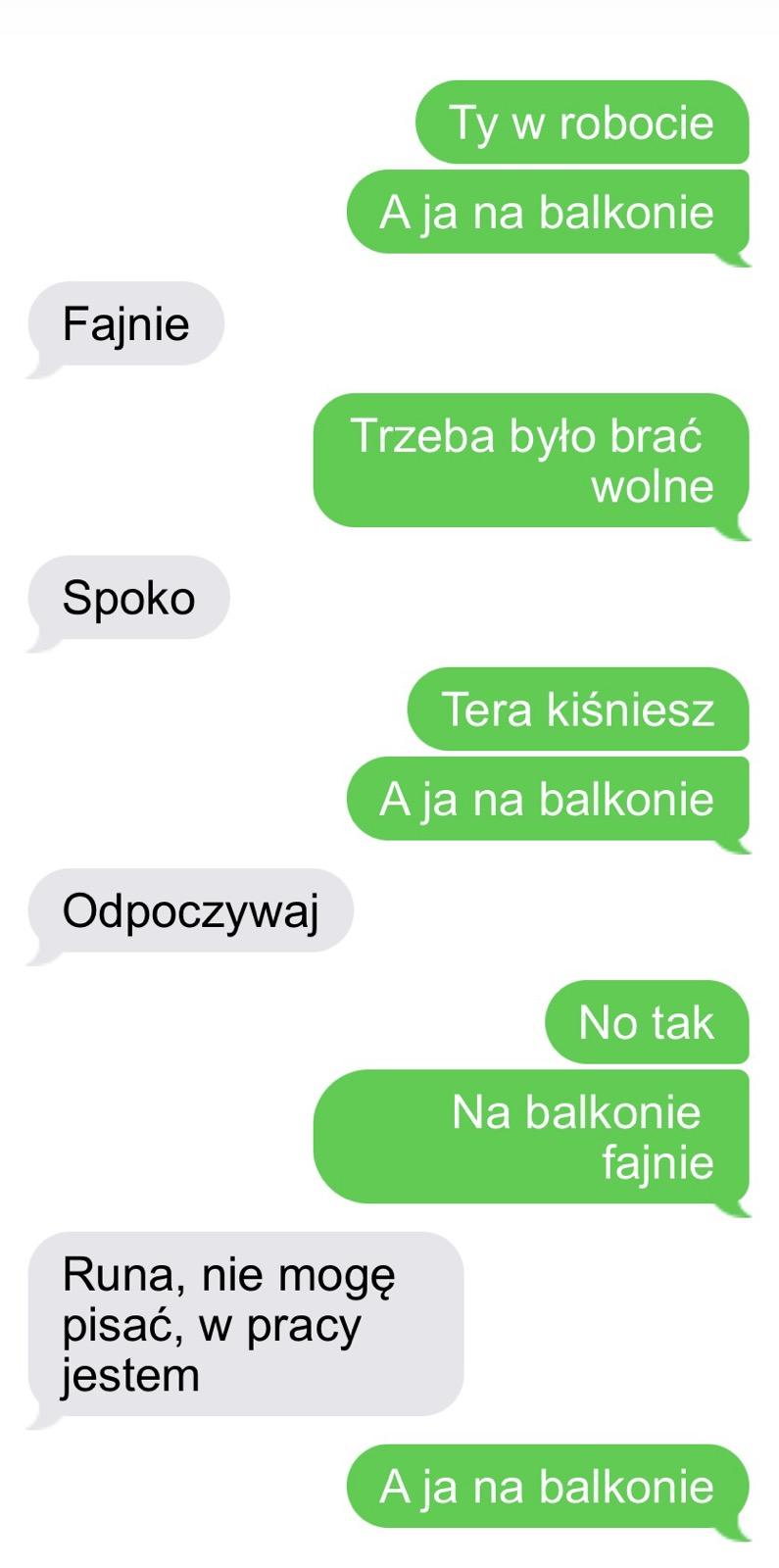 przeróbka żartu "Ty w pracy a my nad wodą" tylko zwrot "nad wodą" jest zastąpiony "na balkonie"