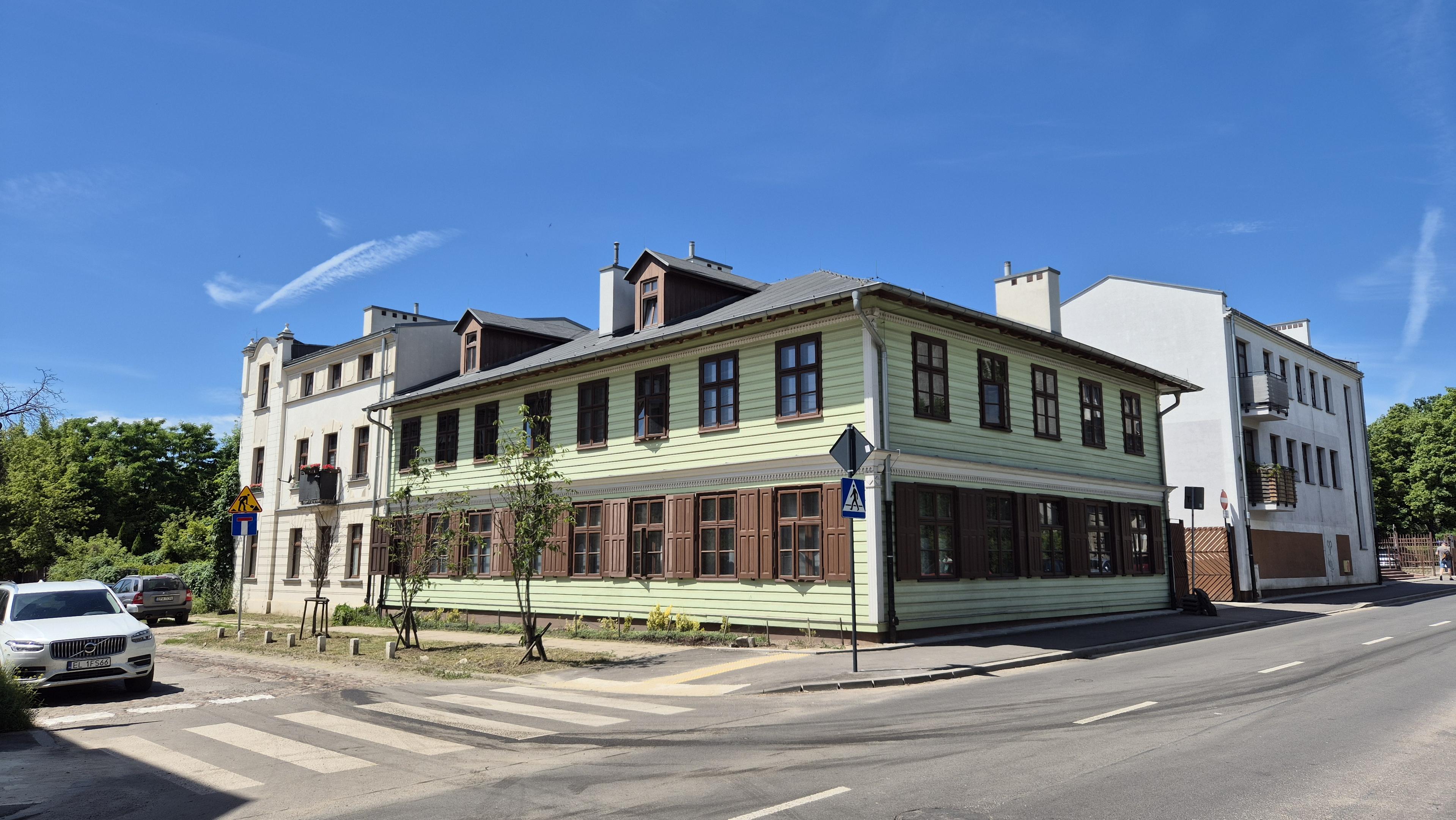 Drewniany, piętrowy dom narożny u zbiegu Przędzalnianej i Łowickiej, pozostałość po dawnej zabudowie. Kiedyś takich było pełno. Długie lata niszczał, jednak ktoś zdecydował się go profesjonalnie odnowić - rzadkość przy drewniakach.