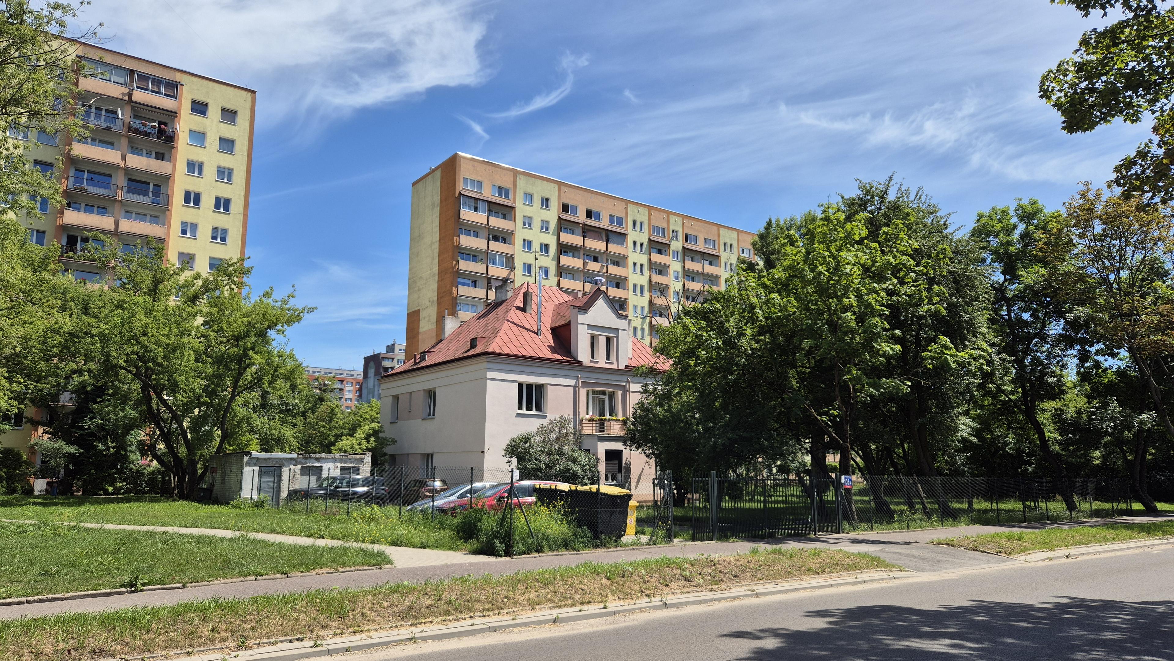 Willa z może późnego XIX, może wczesnego XX wieku przy Przędzalnianej 106a. W tle wieżowce osiedla Zarzew. Do czasu przebicia alei Śmigłego-Rydza ta nieduża uliczka była główną drogą  z centrum w południowe rejony miasta. Jakieś 2 km wcześniej Przędzalniana przechodzi obok jednego z najbardziej znanych zabytków Łodzi - kompleksu fabryk Scheiblera na Księżym Młynie wraz z osiedlem robotniczym (od przędzalni Scheiblera zresztą wzięła się jej nazwa).