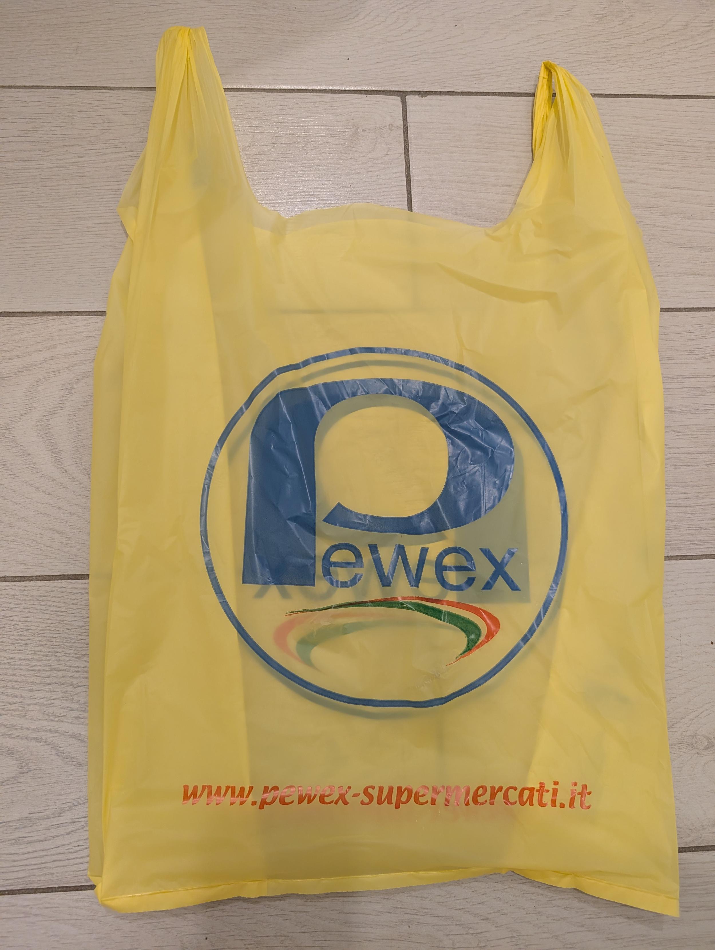 Żółta torba foliowa z granatowym logo Pewex (duża litera P i ewex pod jej brzuszkiem) oraz czerwony napis www.pewex-supermercati.it