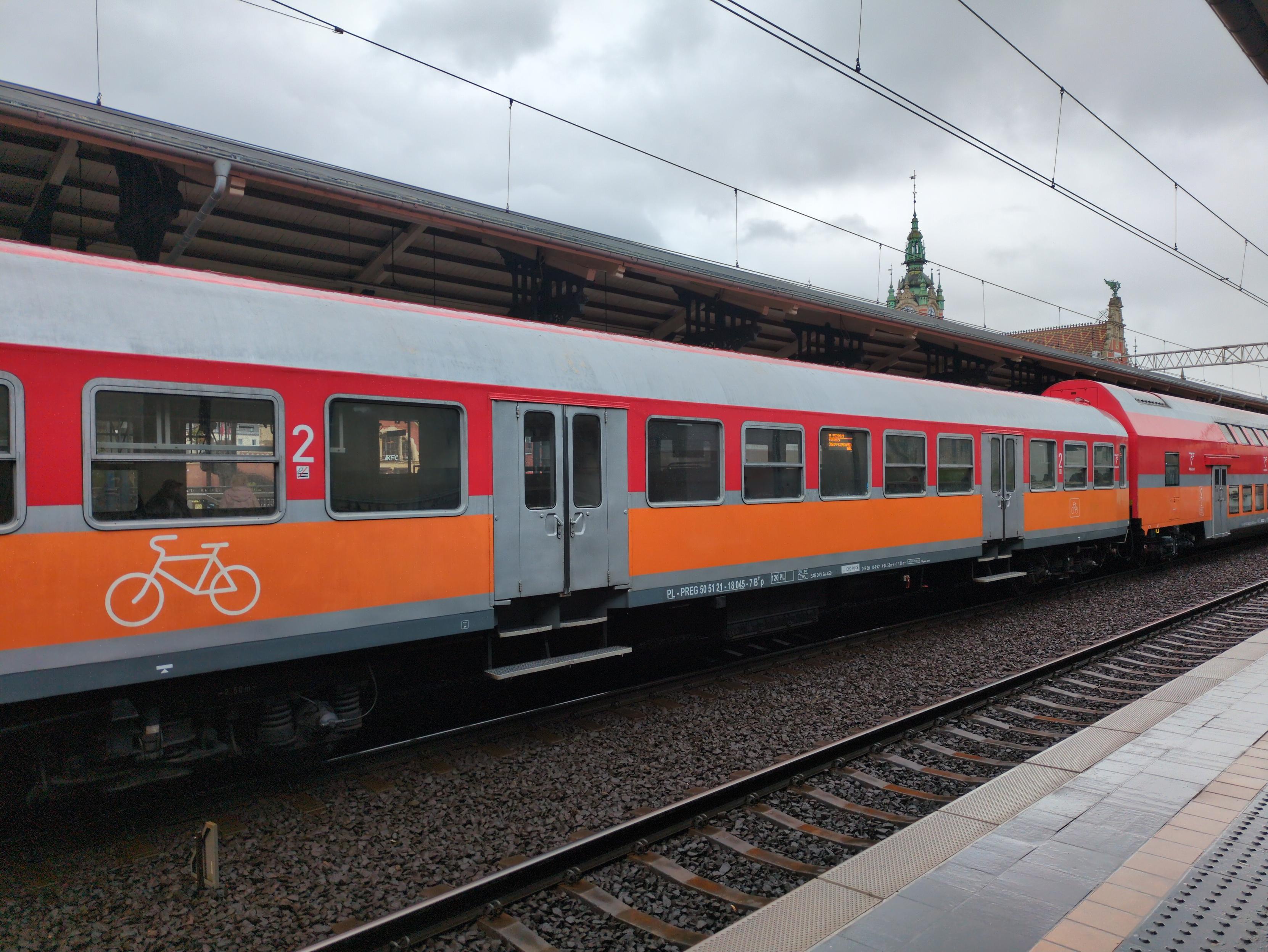 Dalszy ciąg tego samego pociągu. Tu wagon typu bonanza (120A), podzielony na trzy zawieszone wysoko przedziały, z podwójnymi łamanymi drzwiami pomiędzy. W ramach modernizacji otrzymał przedział dla rowerów. Z tyłu drugi bohun.