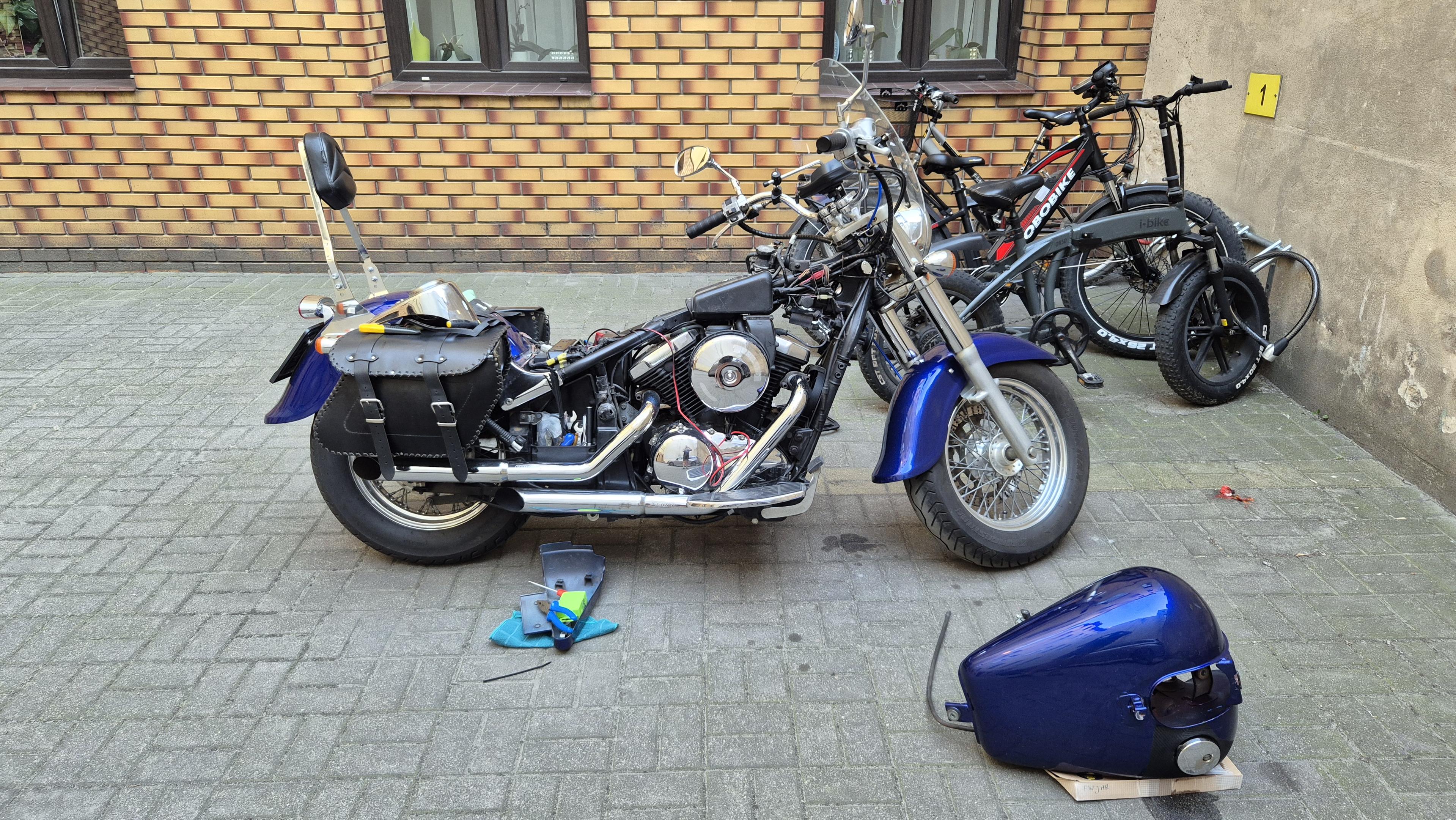 Częściowo rozebrany motocykl na podwórku podczas sesji zabaw z Panem Śrubokrętem.