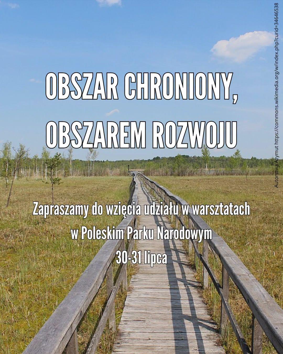 Zdjęcie drewnianej kładki prowadzącej przez torfowiska porośnięte mchami i turzycami, z pojedynczymi małymi brzózkami i sosnami. Napis: "Obszar chroniony, obszarem rozwoju. Zapraszamy do wzięcia udziału w warsztatach w Poleskim Parku Narodowym 30-31 lipca".