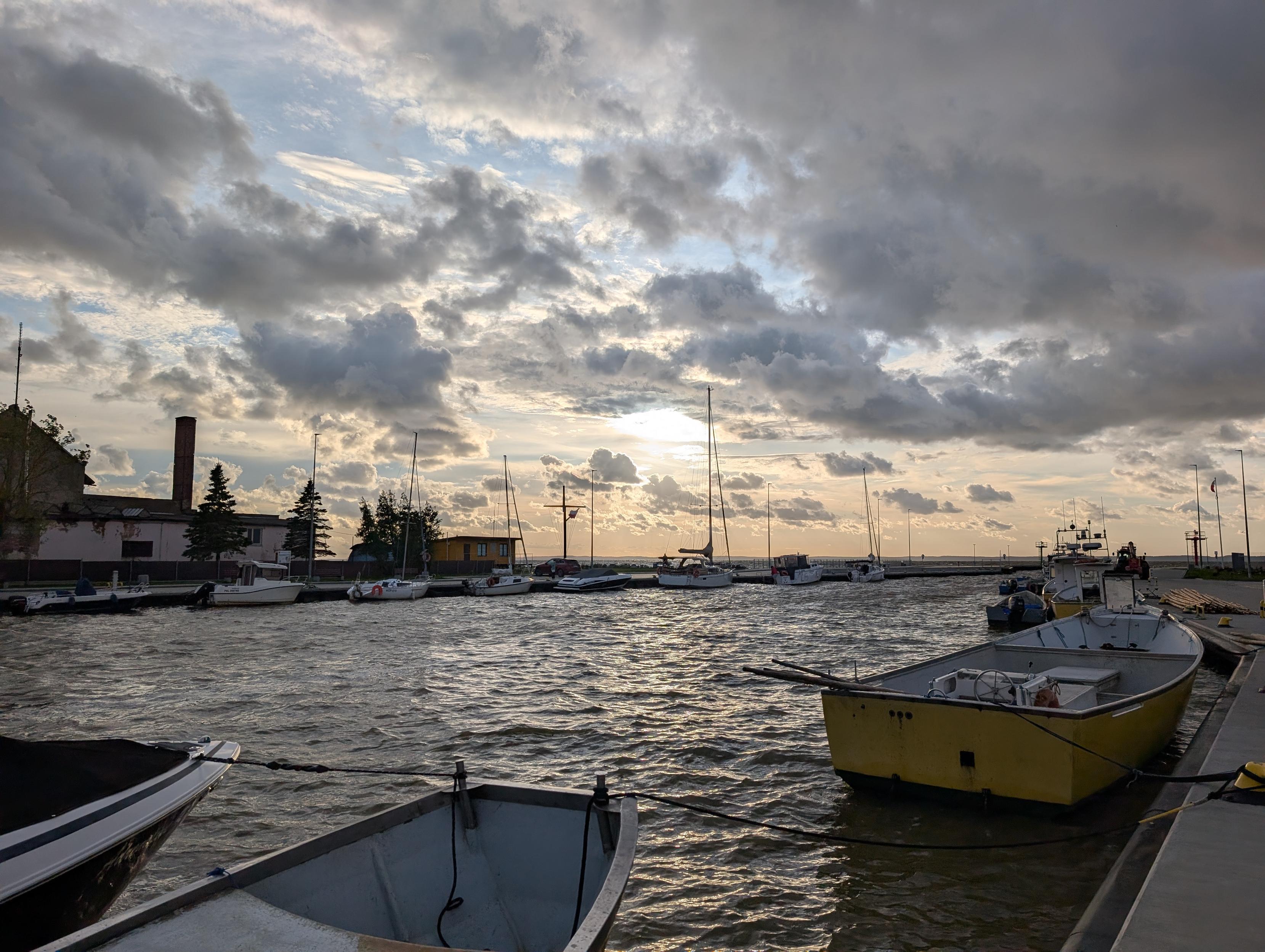 Port, łodzie, podświetlone chmury