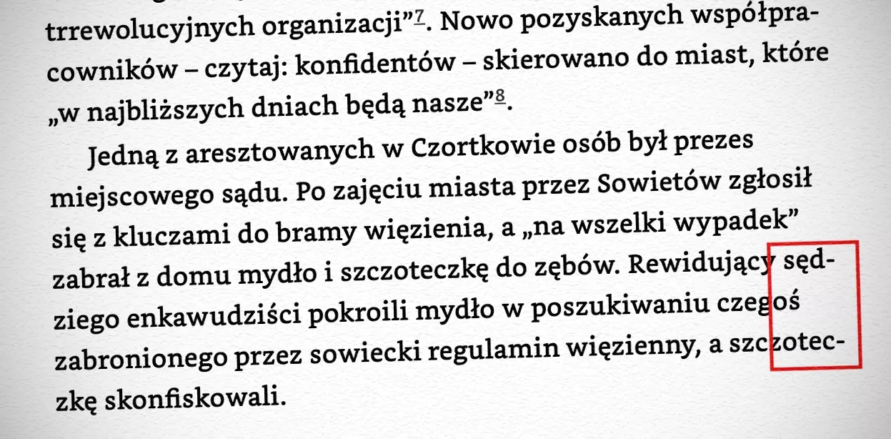 Fragment tekstu książki wyświetlonej na Kindle z podziałami wyrazów niewłaściwymi dla języka polskiego, np. rozdzielone dwuznaki dz i cz.