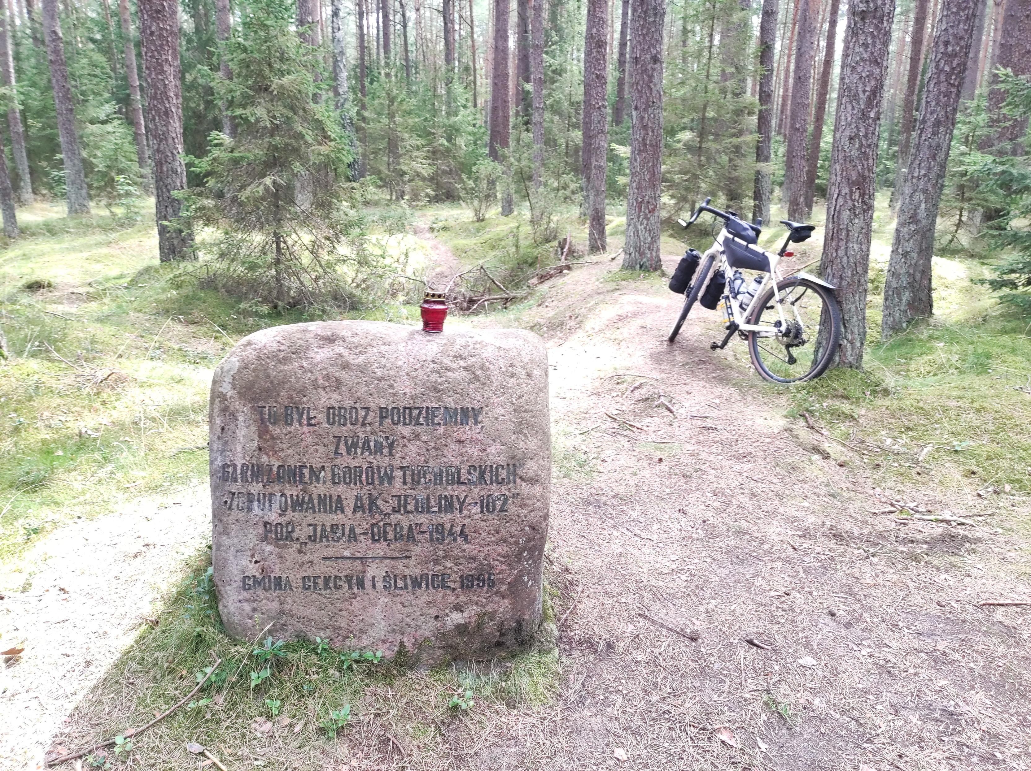 Głaz z napisem "Tu był obóz podziemny zwany garnizonem Borów Tucholskich zgrupowania AK Jrdliny-102 por. Jasia-Dęba - 1944.