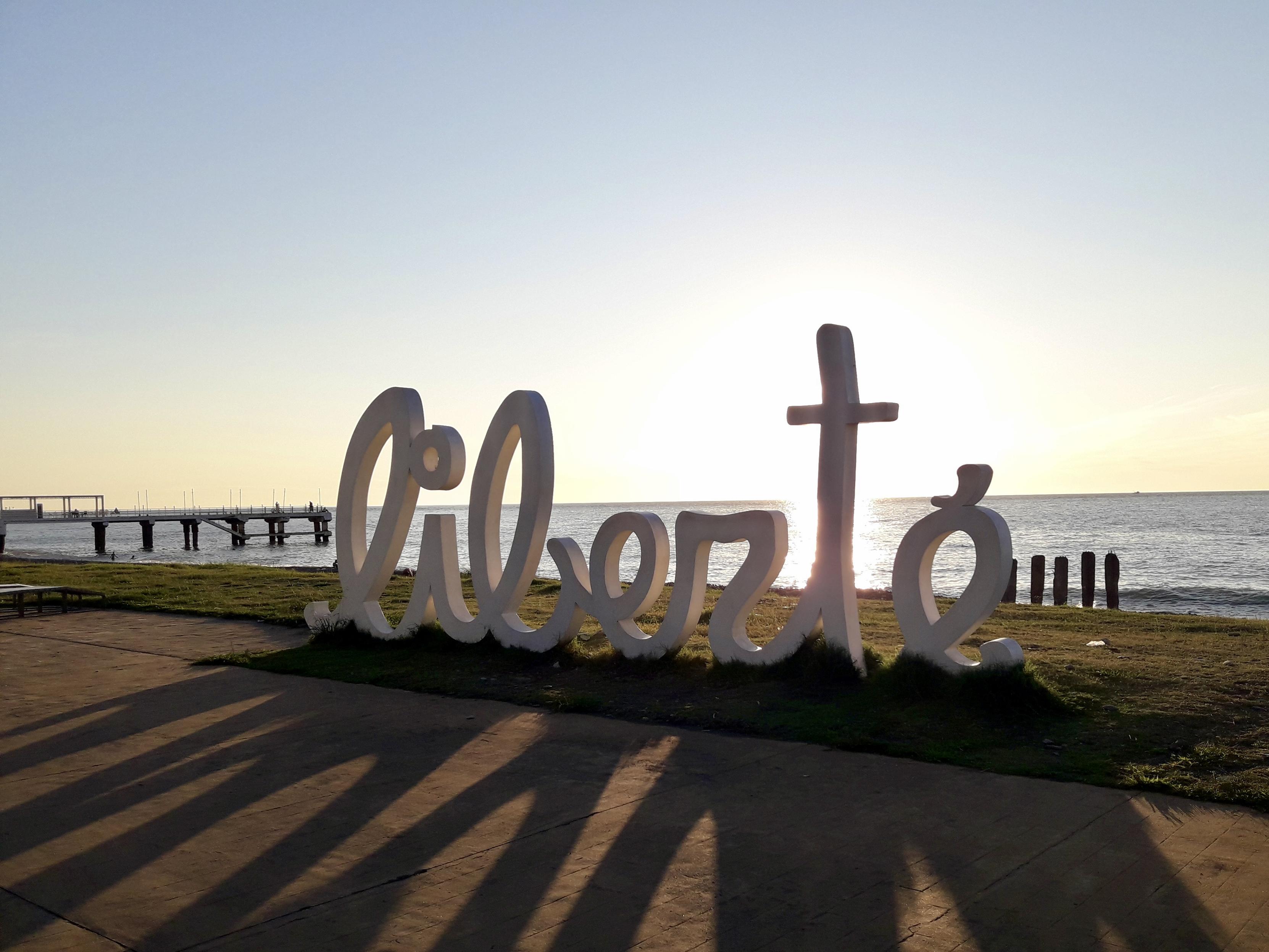 Napis przestrzenny Liberte na tle morza Czarnego w Batumi w Gruzji.